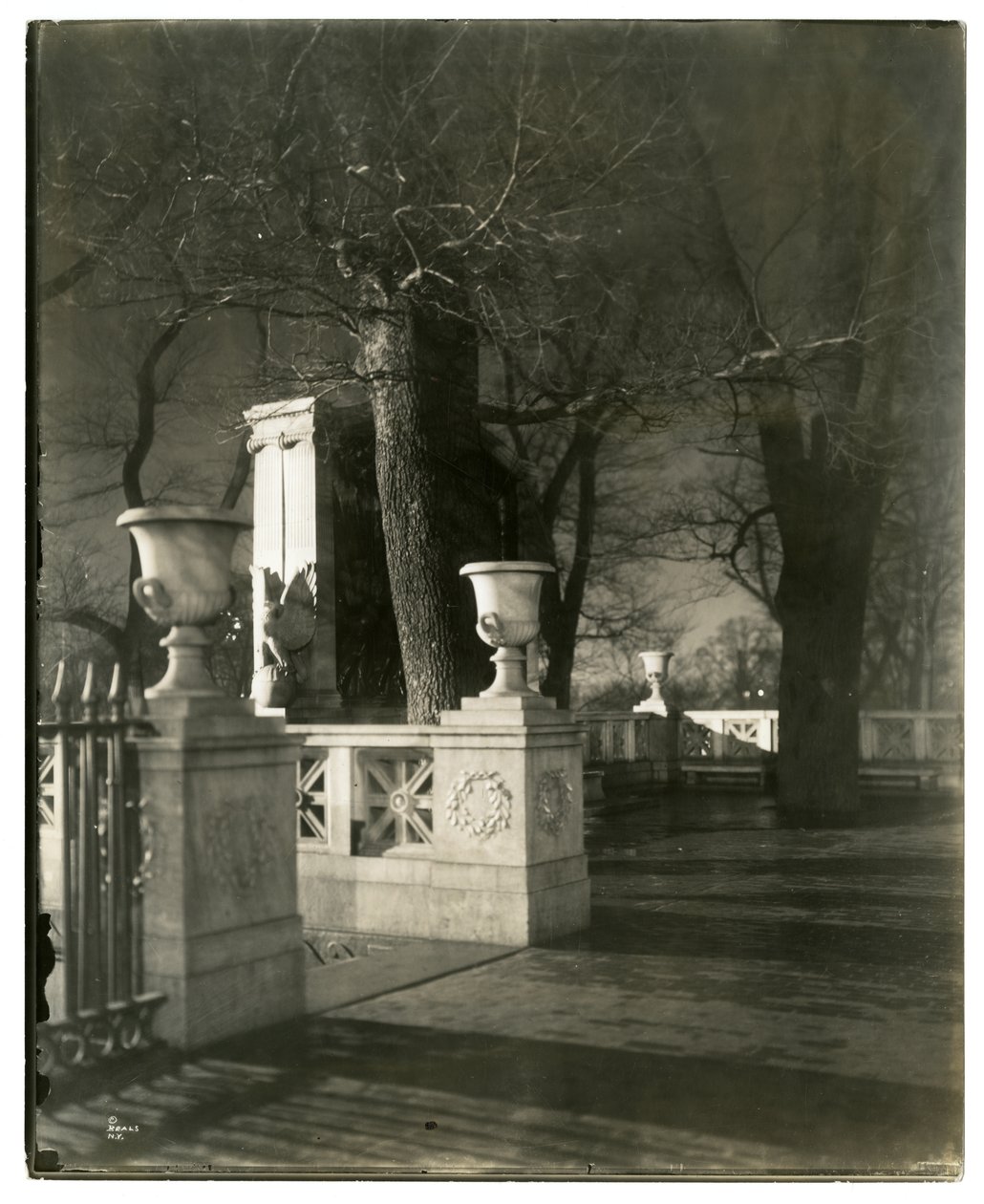Shaw Memorial om natten, Boston, Mass, USA, ca. 1902-10 (foto af gelatinesølv) af Jessie Tarbox Beals
