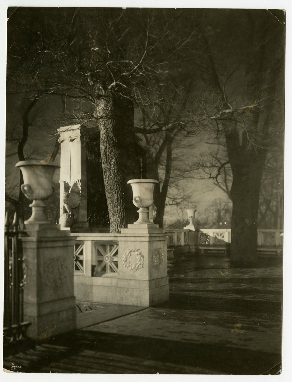 Shaw Memorial om natten, Boston, USA, ca. 1902-10 (foto af gelatinesølv) af Jessie Tarbox Beals