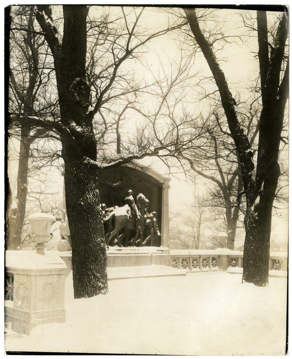Shaw Memorial i storm, Boston, USA, ca. 1902-10 (foto af gelatinesølv) af Jessie Tarbox Beals