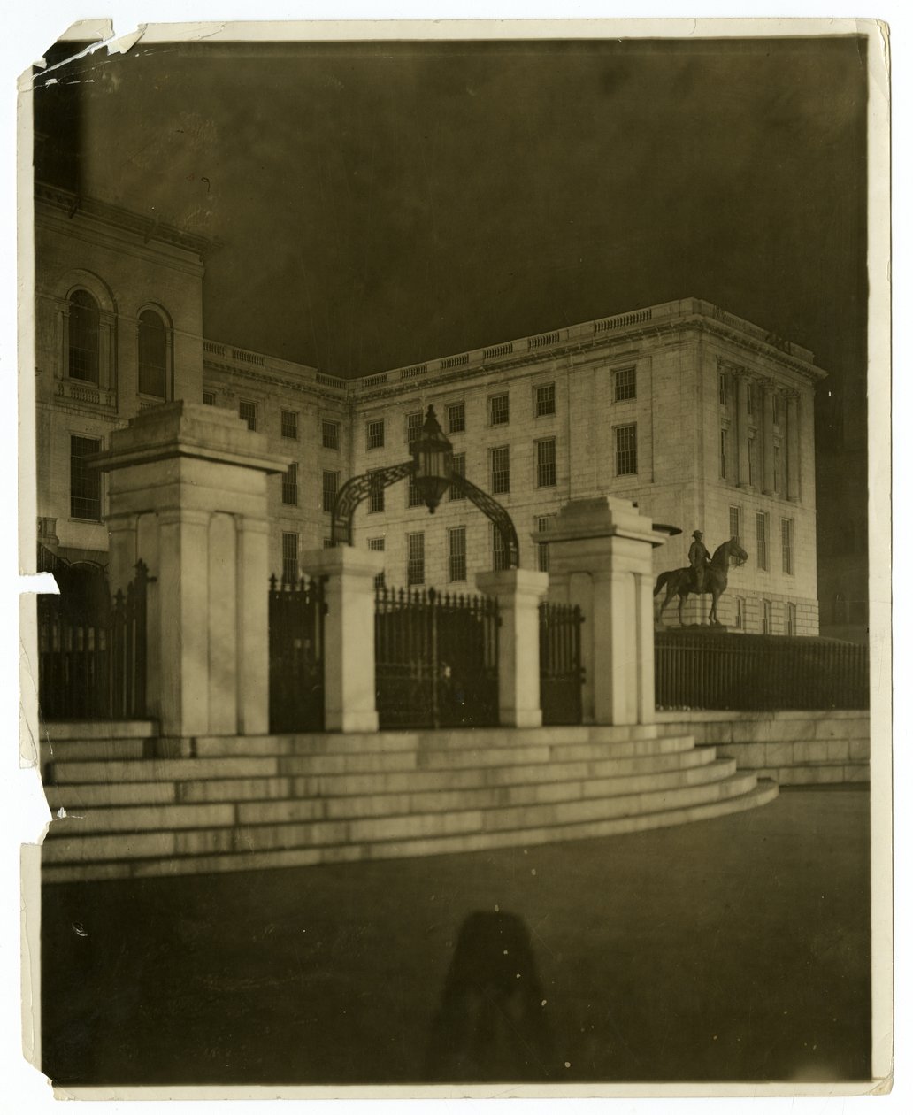 State House, Boston, USA, ca. 1902-10 (foto af gelatinesølv) af Jessie Tarbox Beals