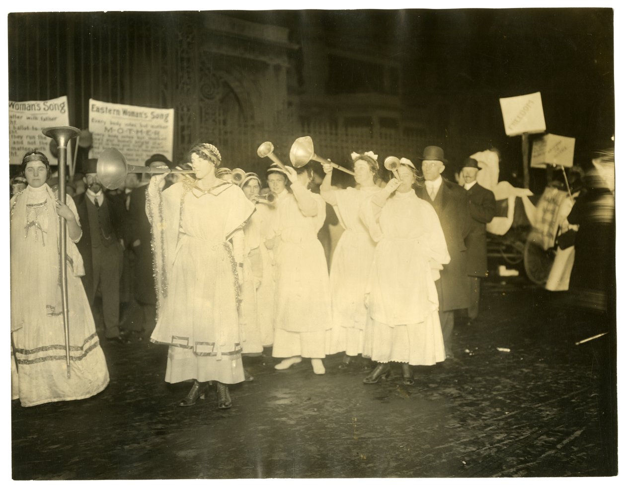 Suffrage Parade, Greenwich Village, New York, USA, ca. 1915-18 (foto af gelatinesølv) af Jessie Tarbox Beals