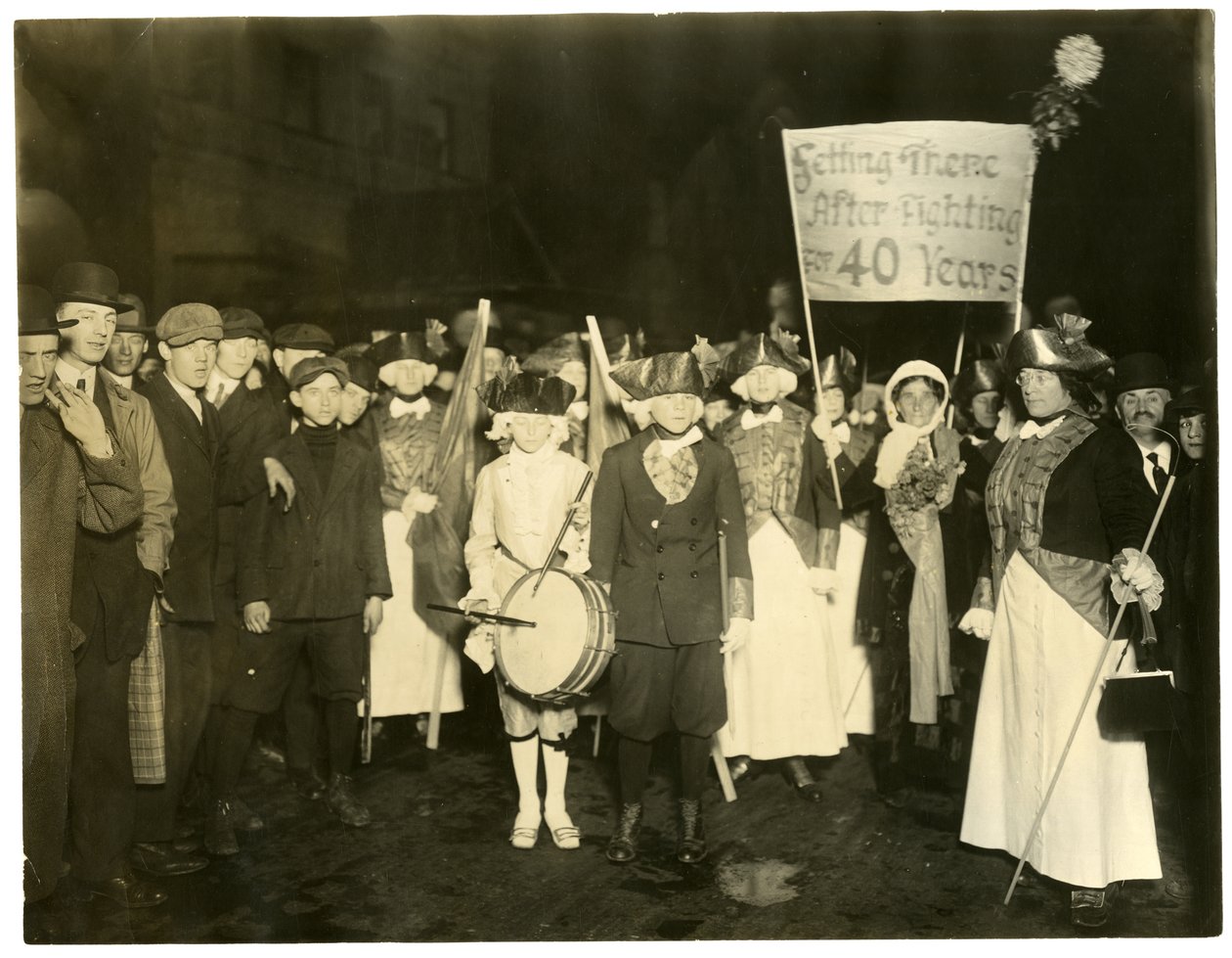 Suffrage Parade, Greenwich Village, New York, USA, ca. 1915-18 (foto af gelatinesølv) af Jessie Tarbox Beals