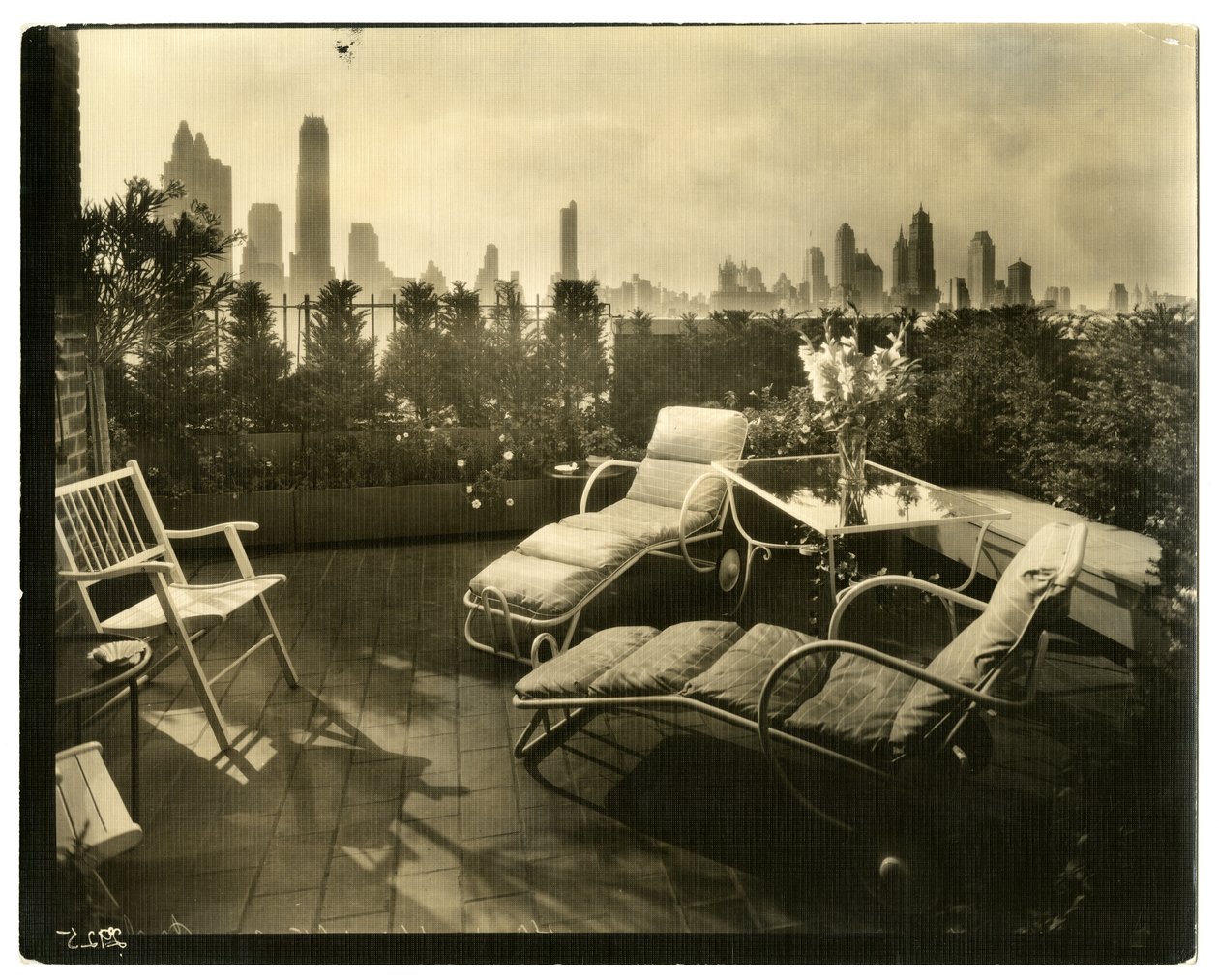 Alice Woodward Rhinehardts terrasse, 400 E 52 St, ca. 1936-37 (gelatinsølvfoto) af Jessie Tarbox Beals