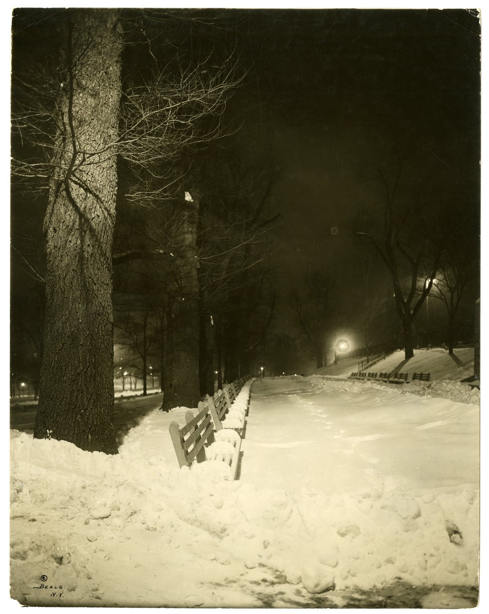 The Mall at night, Boston, Mass, USA, ca. 1902-10 (foto af gelatinesølv) af Jessie Tarbox Beals
