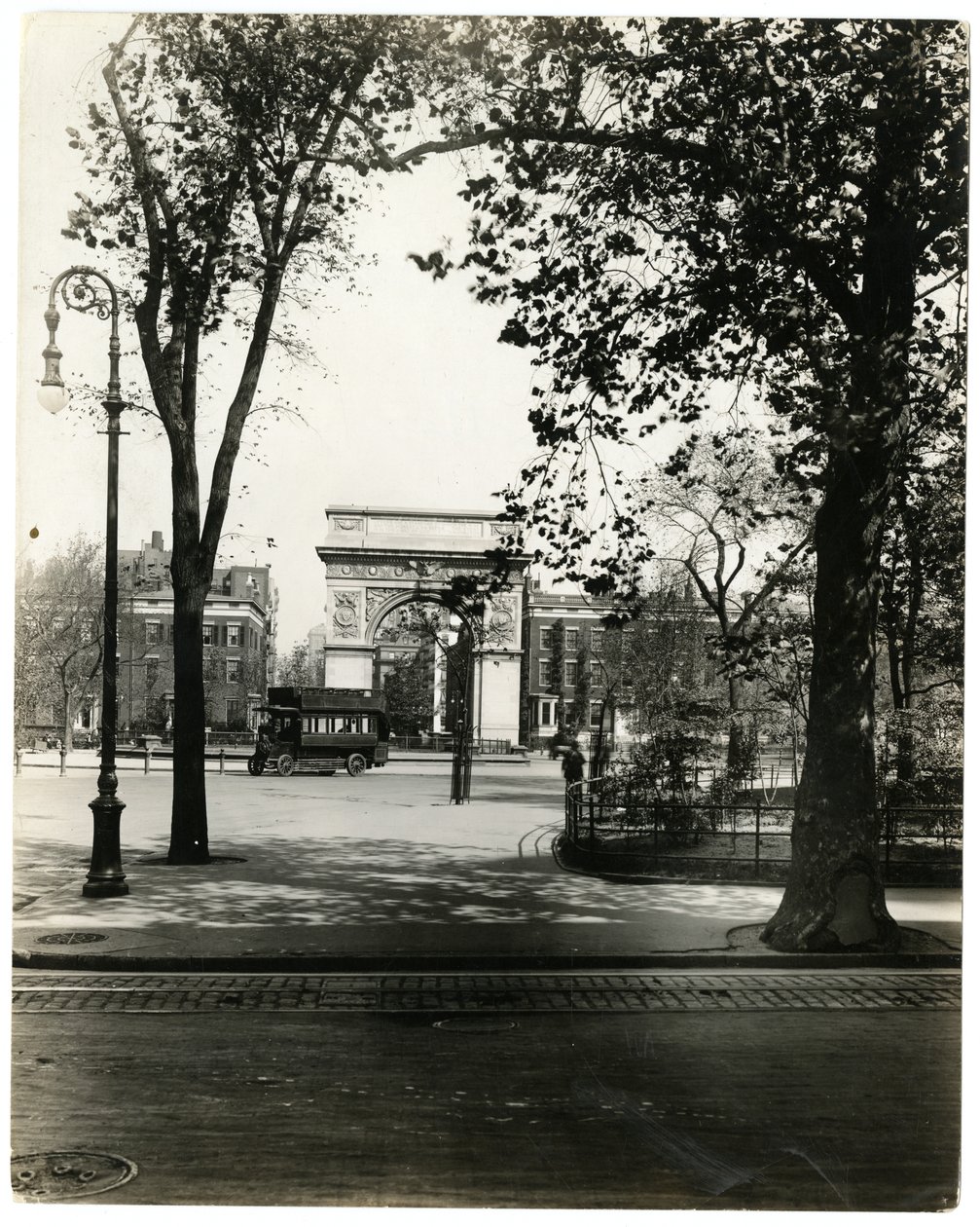 Washington Square North, New York, USA, ca. 1905-40 (foto af gelatinesølv) af Jessie Tarbox Beals