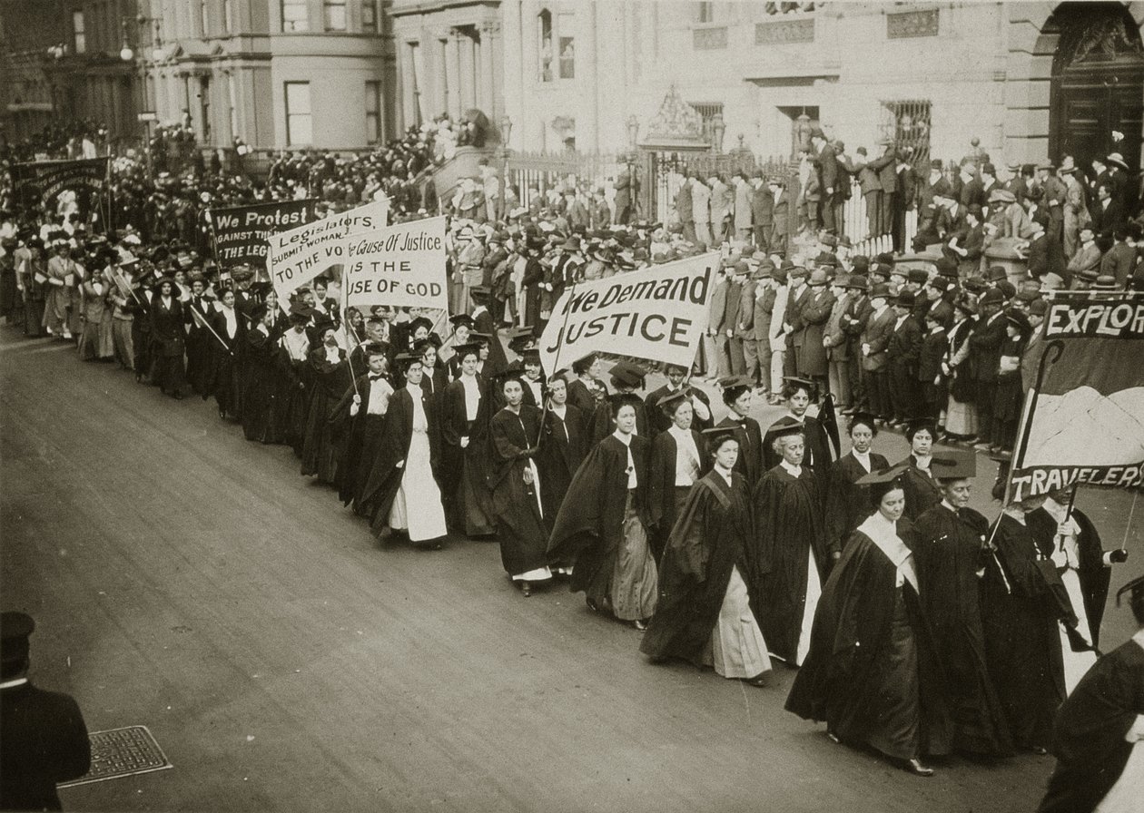 Kvinder i akademisk kjole marcherer i en valgretsparade i New York City, 1910 af Jessie Tarbox Beals