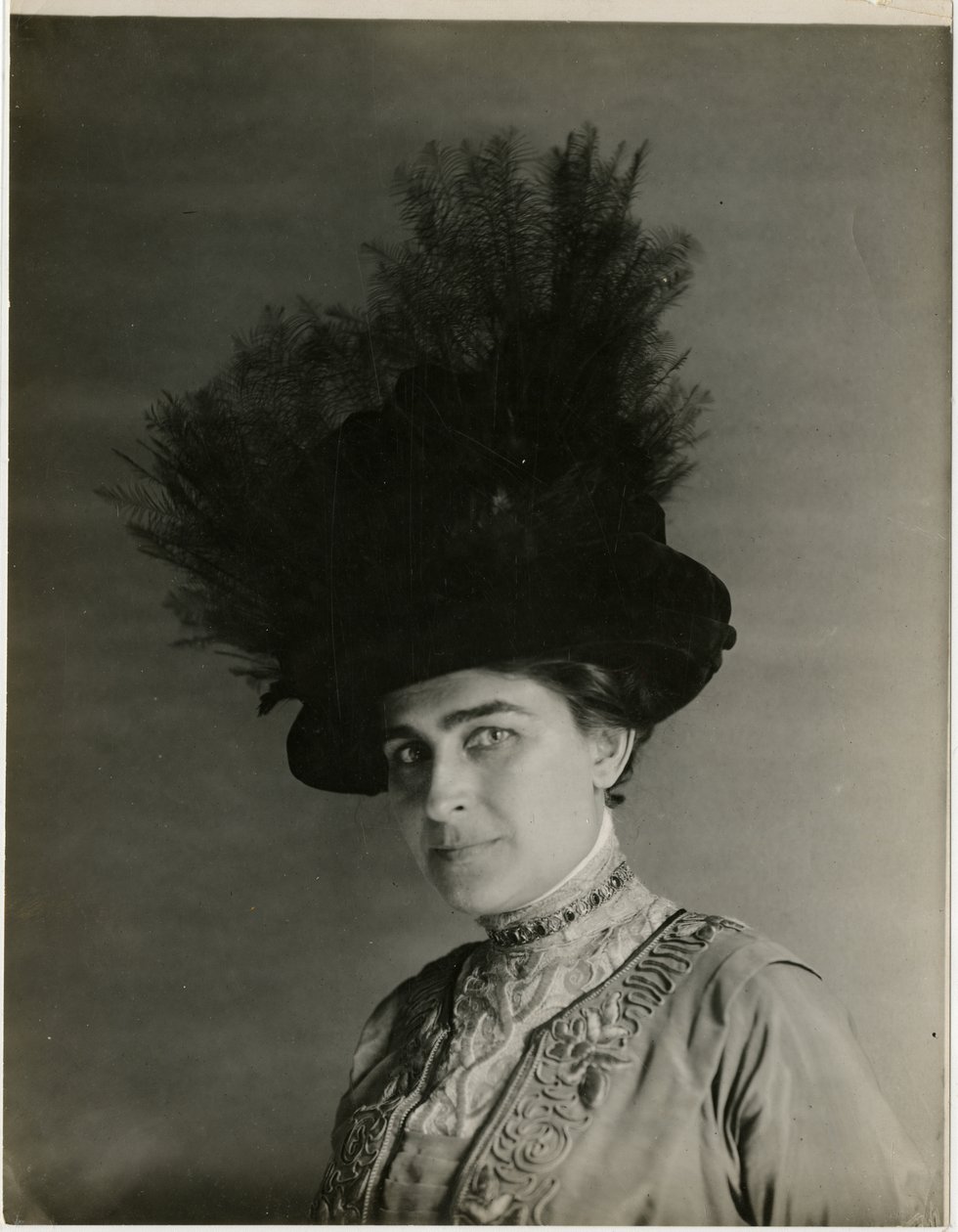 nærbillede af fjerhat, ca. 1905-18 (foto af gelatinesølv) af Jessie Tarbox Beals