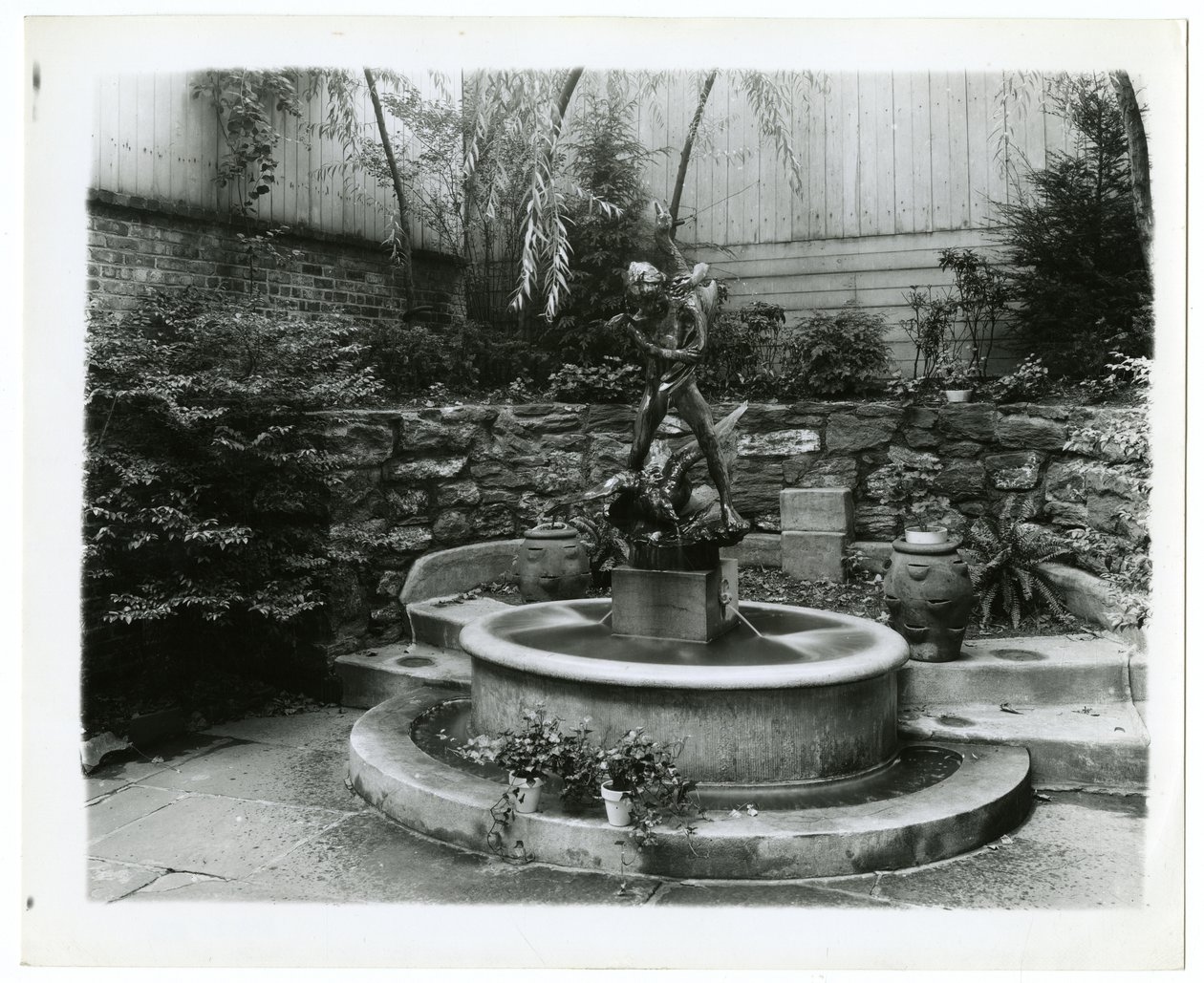 springvand i haven, ca. 1905-40 (gelatine-sølvfoto) af Jessie Tarbox Beals