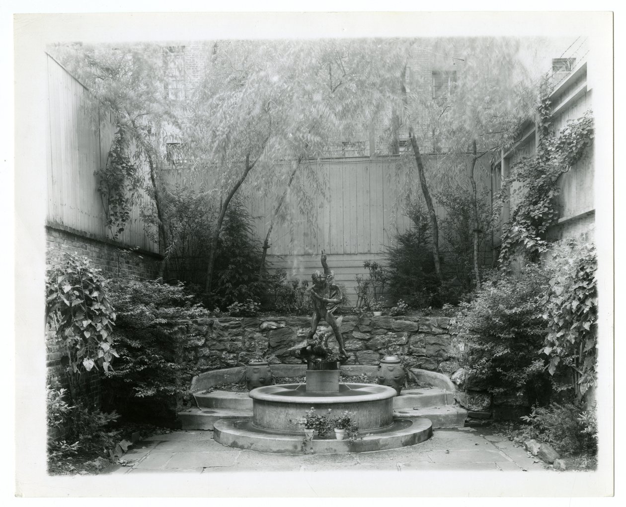 havefontæne, ca. 1905-40 (foto af gelatine sølv) af Jessie Tarbox Beals
