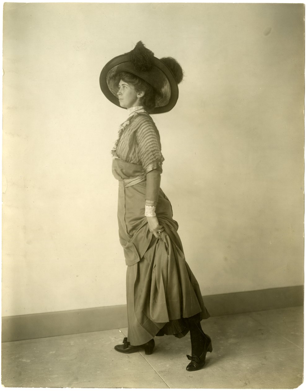 model i fjerhue, ca. 1905-18 (foto af gelatine sølv) af Jessie Tarbox Beals