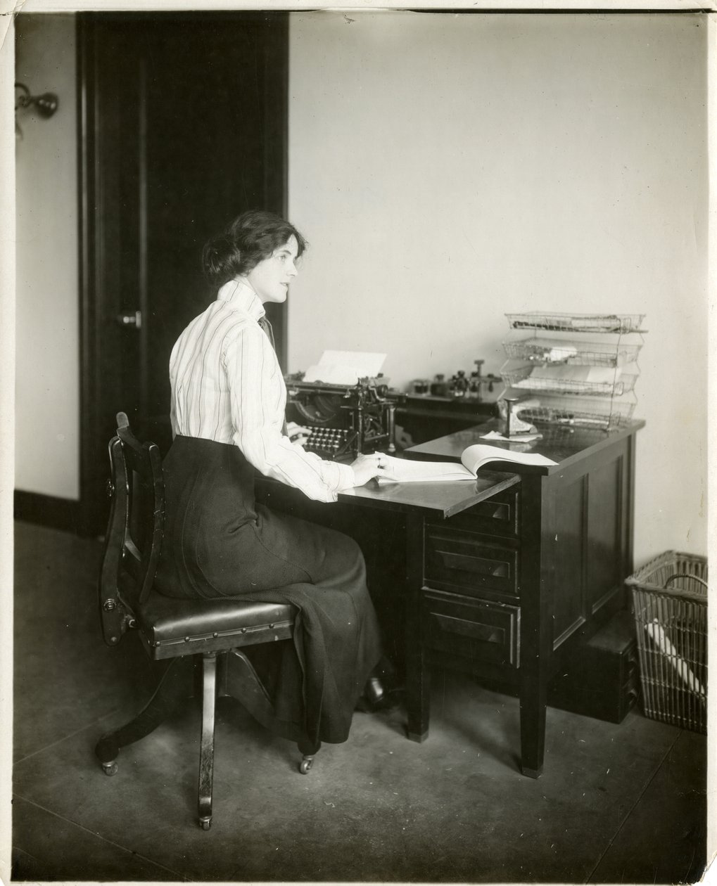 model med skrivemaskine, ca. 1905-18 (foto af gelatinesølv) af Jessie Tarbox Beals