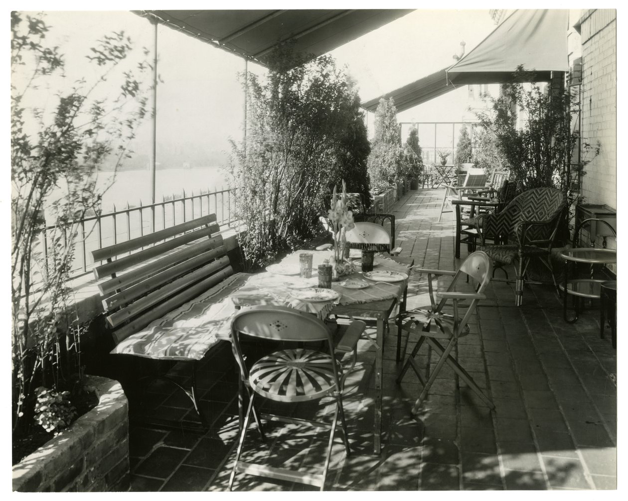 terrasse med udsigt over floden, ca. 1936-37 (foto af gelatine sølv) af Jessie Tarbox Beals