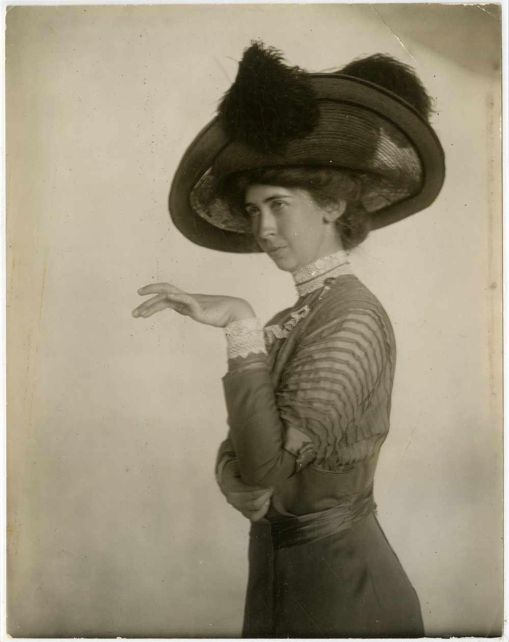 profil af fjerbeklædt hat, ca. 1905-18 (foto af gelatinesølv) af Jessie Tarbox Beals