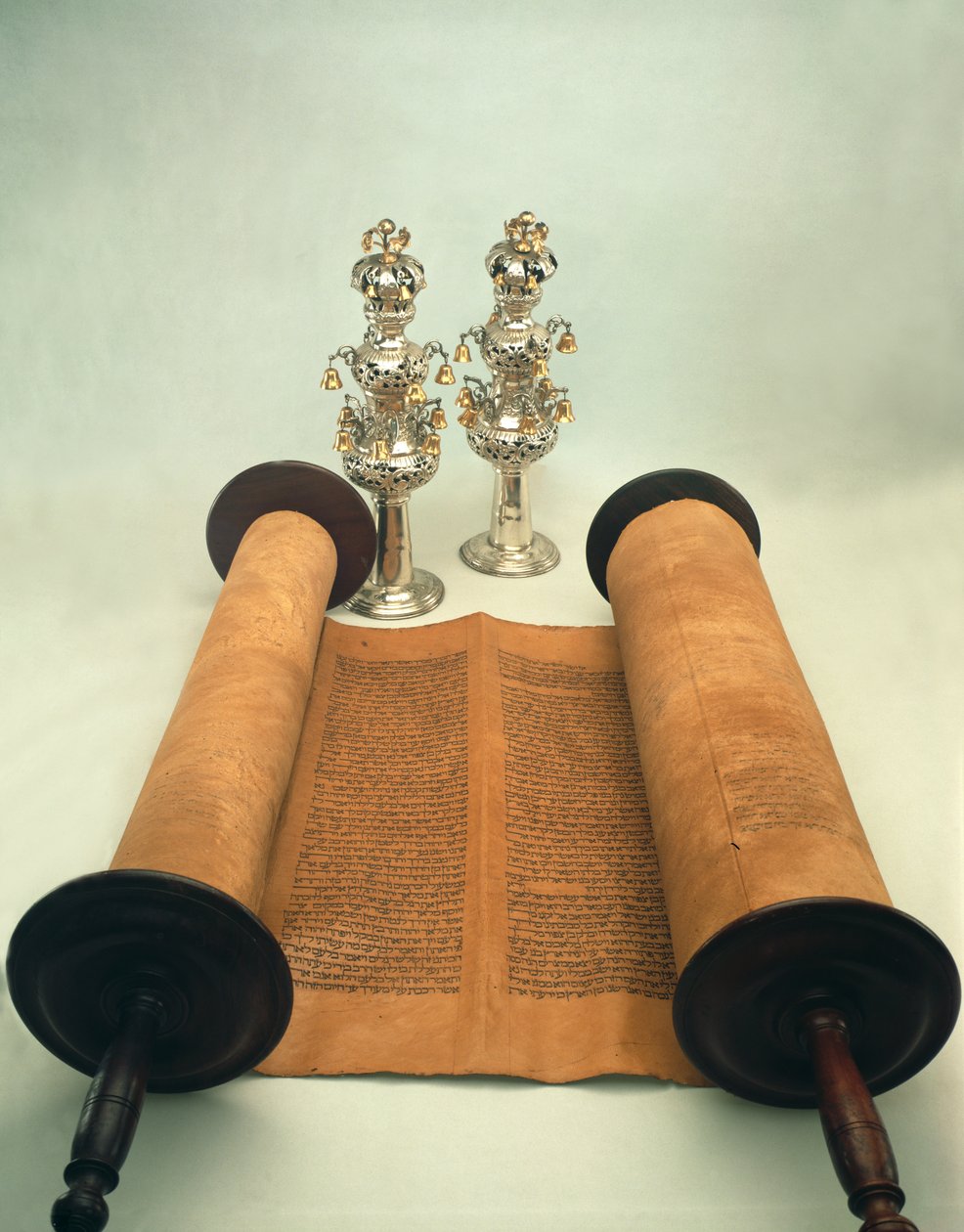 Torah-rulle med sølvkrone-finials (papir, træ og sølv) af Jewish School