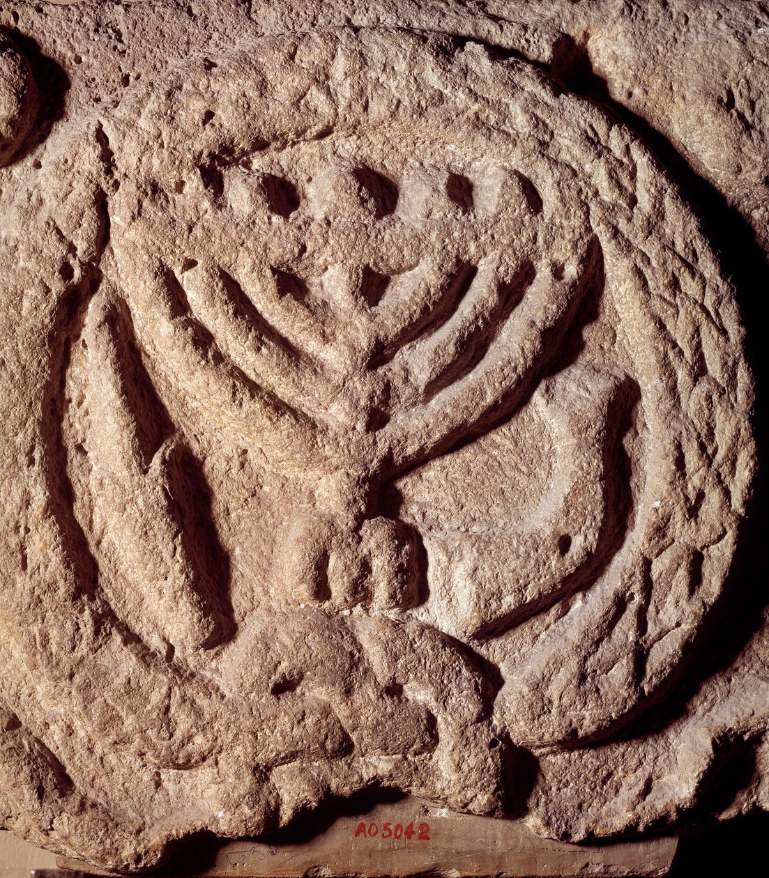 Jødedom: arkitektonisk element i basalt af en synagoge dekoreret med en lysestage med syv grene (Menora eller Menorah), palme og trompet. Fra Transjordan. Omkring 100 e.Kr. Paris, Louvre-museet af Jewish School