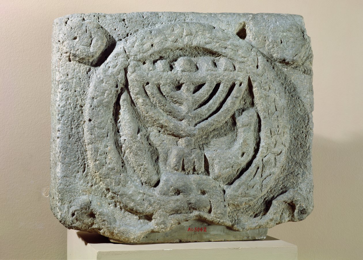 Relief, der viser en menorah, fra Umm Qeis (Ancient Gadara) Jordan (basalt) af Jewish School