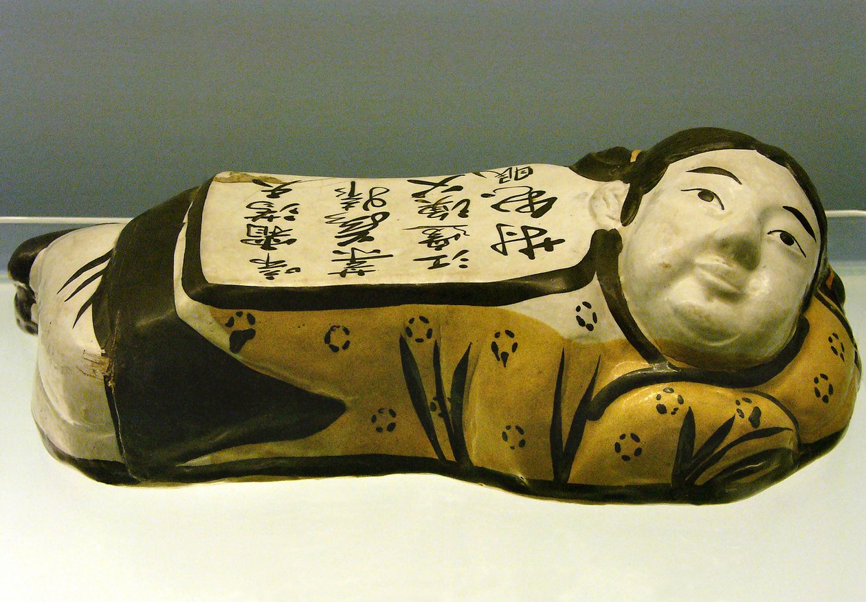 Keramisk, barneformet pude, med et digt, der minder om et natlandskab, fra Cizhou, Jin-dynastiet (1115-1234), Shanghai National Museum. Fotografi, Leonard de Selva, Kina, 2006. af Jin Dynasty Chinese School