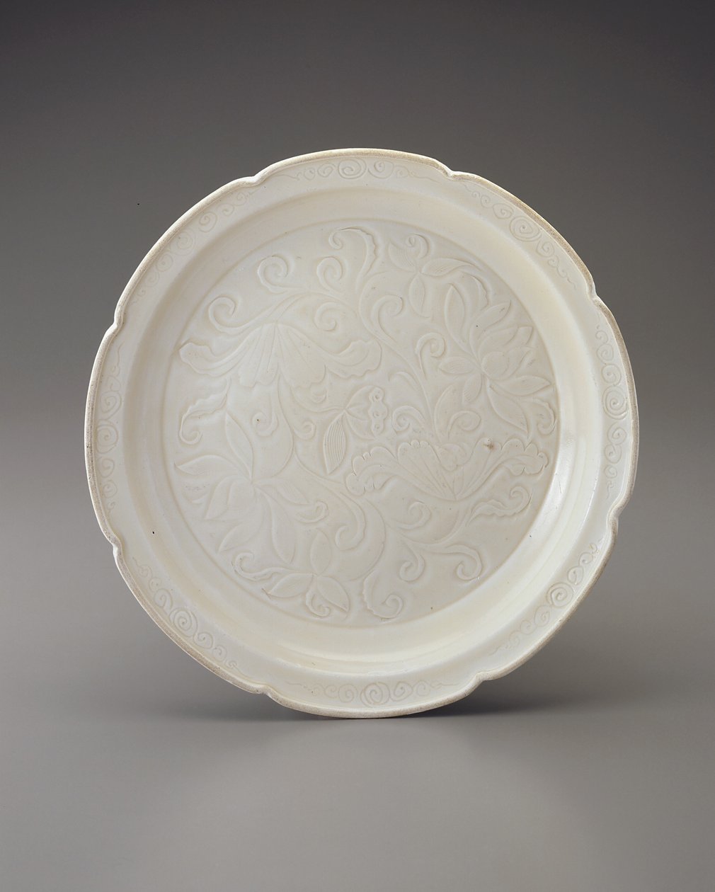 Fad med bladrand og udskåret dekoration, Hebei-provinsen (keramik) af Jin Dynasty Chinese School
