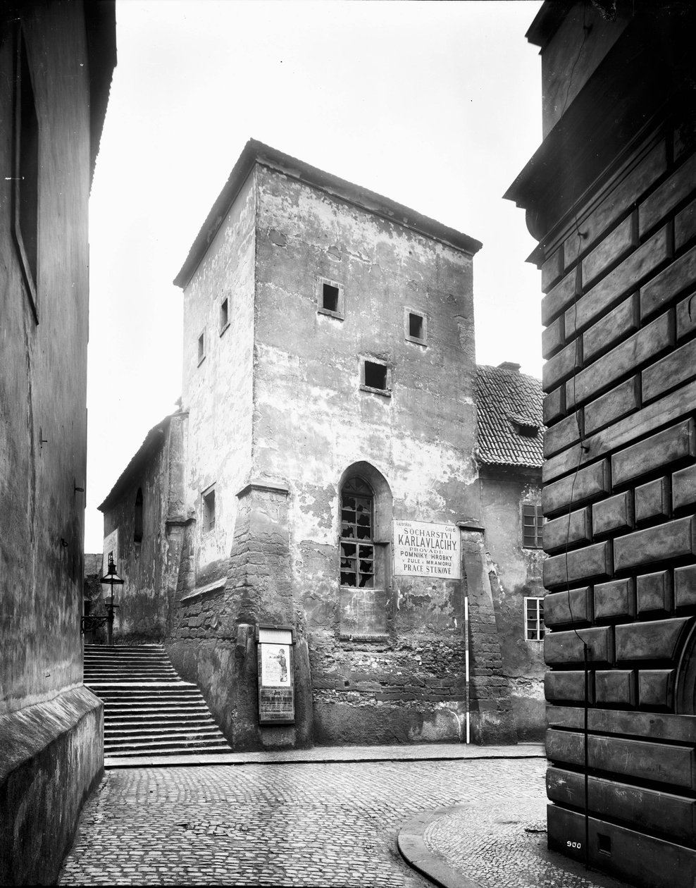 Romansk kapel i St. Lazarus mellem Lazarská -gaden og Karlspladsen blev revet ned med det tilstødende hospital i 1901 af Jindřich Eckert