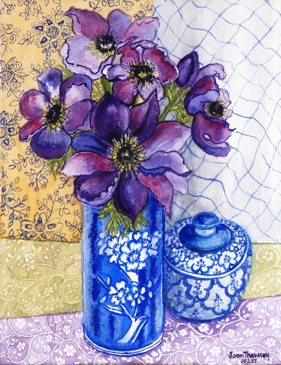 Anemoner i en blå og hvid vase med potte og tekstiler 2012 af Joan Thewsey