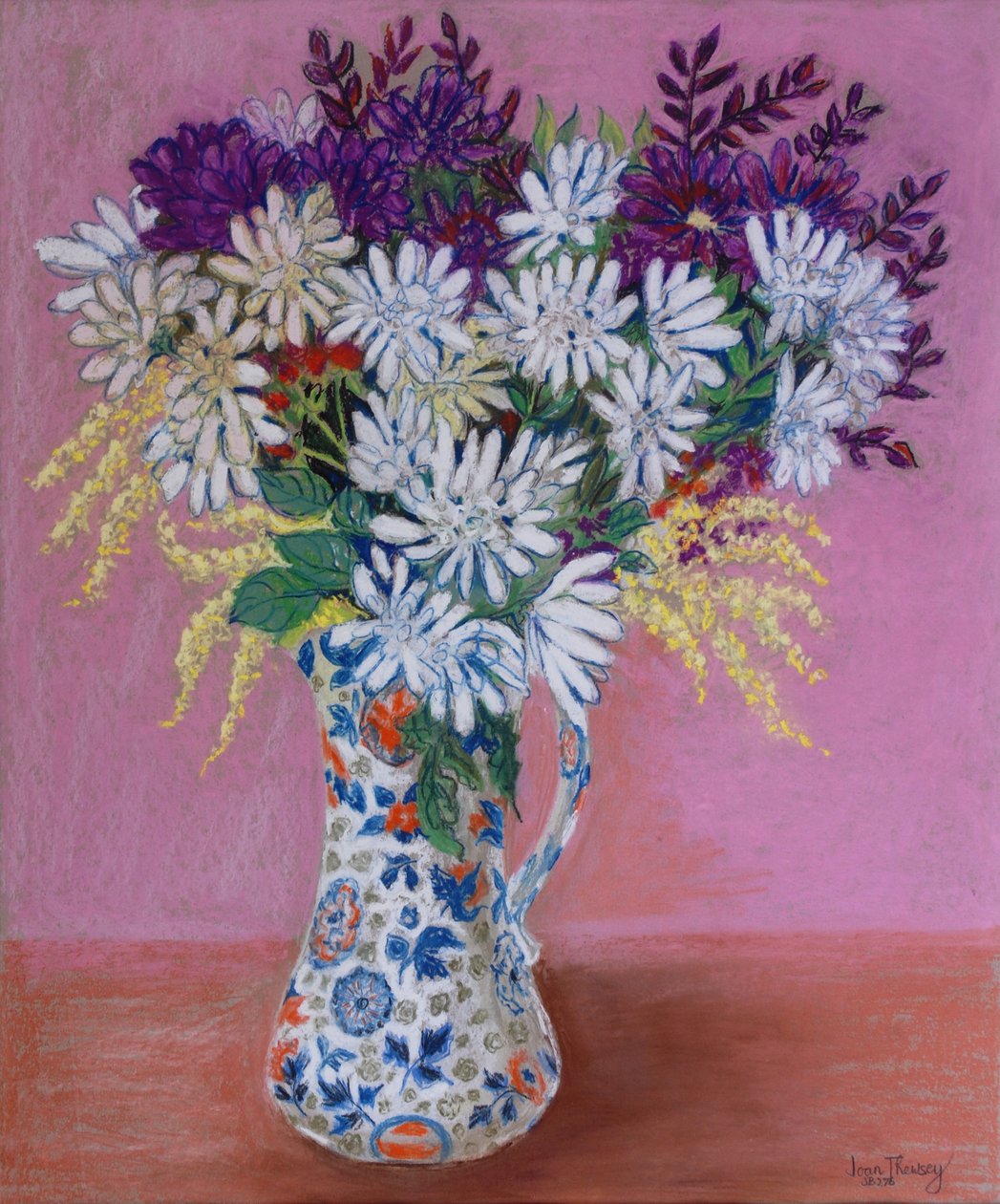 Krysantemum i en japansk kande, 2005, Pastel af Joan Thewsey