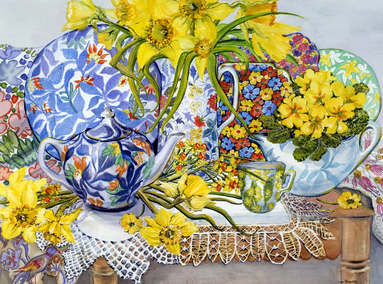 Påskeliljer, antikke kander, tallerkener, tekstiler og blonder, 2012 af Joan Thewsey