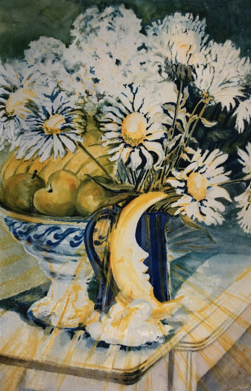Marguerites i en blå kande med en månelampe, (gouache) af Joan Thewsey
