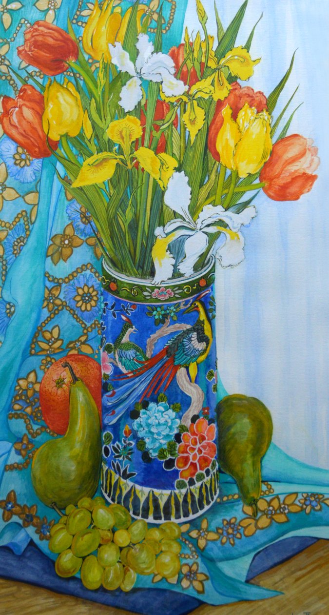 Tulipaner og iris i en japansk vase, med frugt og tekstiler, 2000 af Joan Thewsey