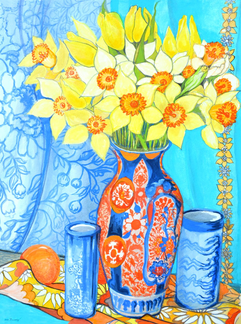 Påskeliljer og tulipaner i en Imani-vase; appelsiner og tekstiler af Joan Thewsey
