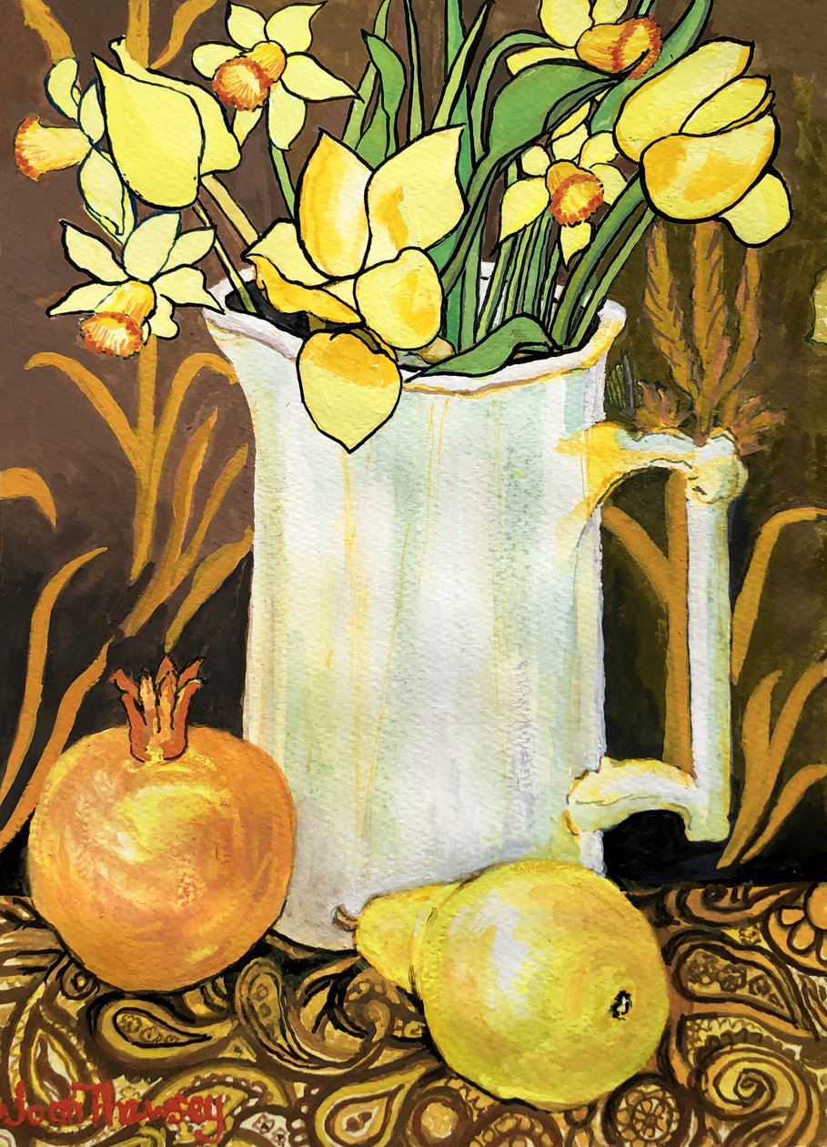 Tulipaner og påskeliljer i en hvid kande, med tekstiler, granatæble og pære (akvarel) af Joan Thewsey