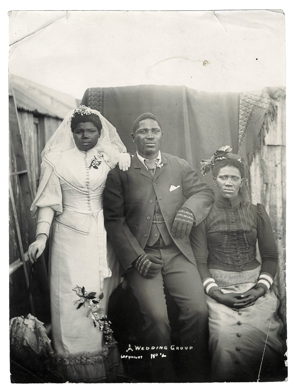 En bryllupsgruppe, ca. 1890 (gelatinsølvtryk) af Joe Barnett