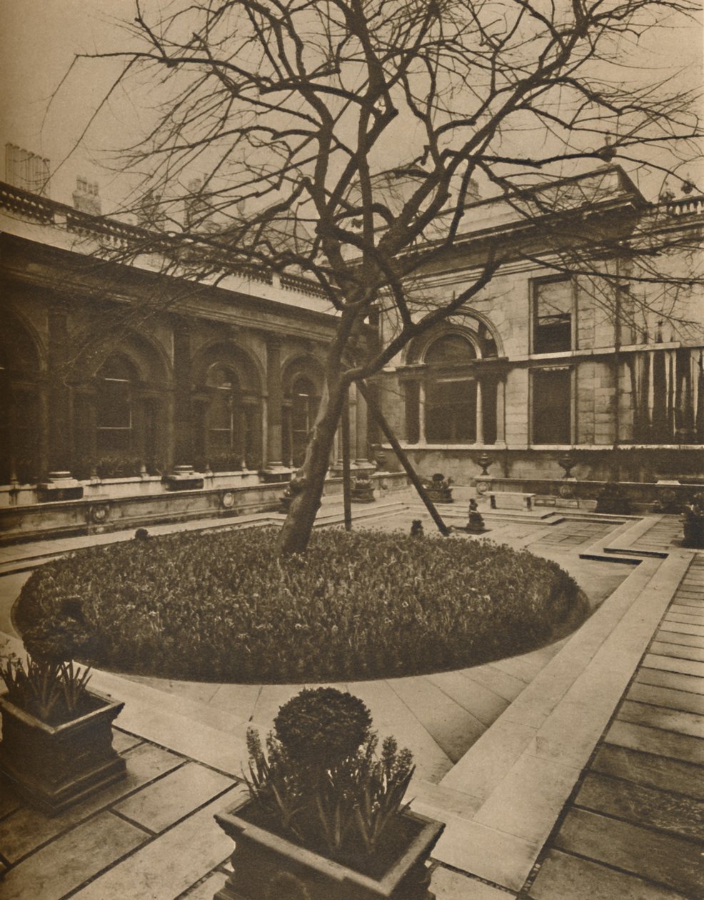 En arkitektonisk inspiration: Garden Court i Bank of England, c1935. af Joel