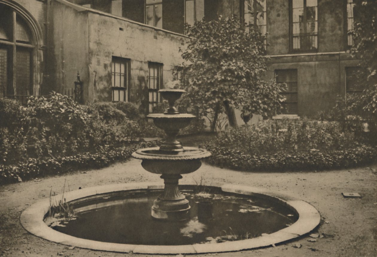 Gammelt morbærtræ og springvand i Garden of Drapers Hall, c1935. af Joel