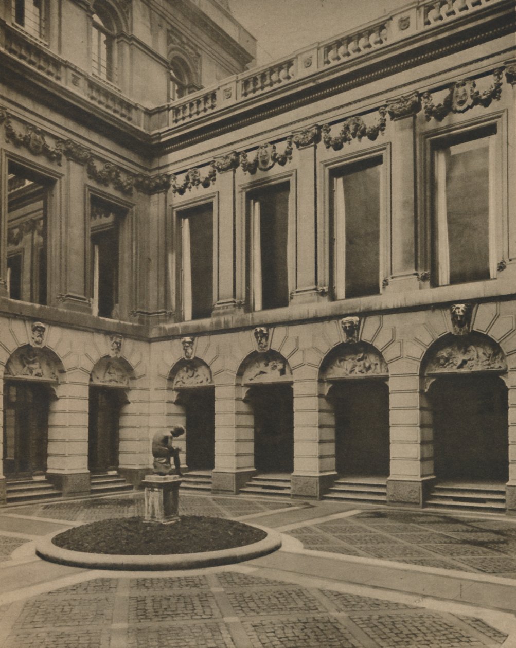 Gården til Drapers Hall i Throgmorton Street, c1935. af Joel