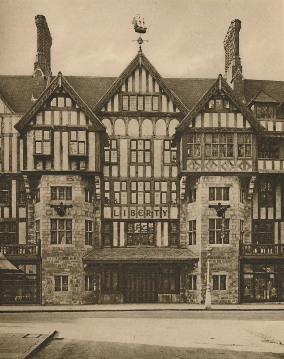En del af Libertys Tudor Building i Great Marlborough Street, c1935. af Joel