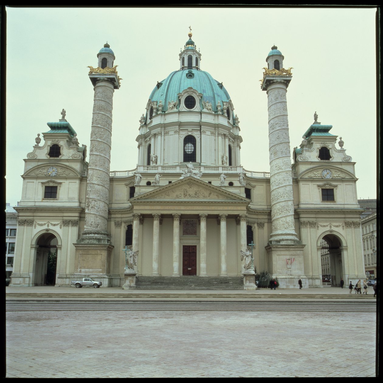 Karlskirche, bygget 1714-37 af Johann Bernhard Fischer von Erlach