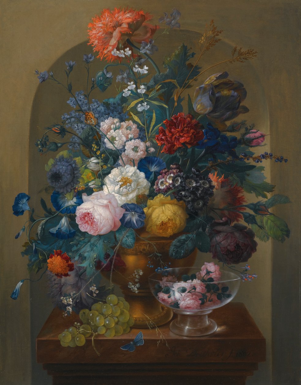 Stilleben af blomster i en urne sammen med udskårne roser i et glas af Johann Baptist Drechsler