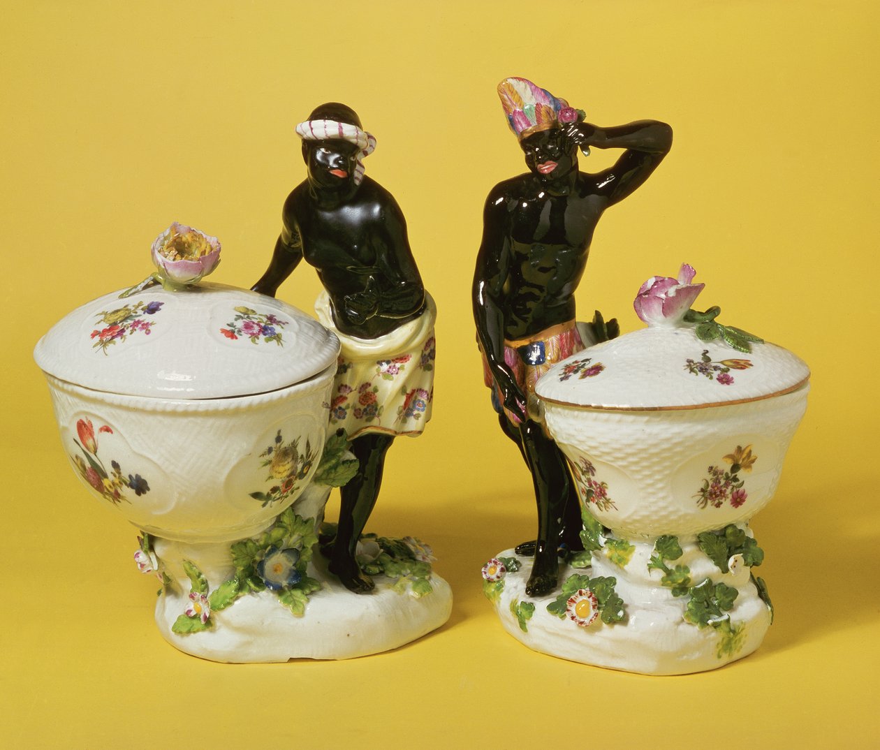 To Meissen-sortamorer stående ved slikkurve og låg, 1741 (porcelæn) af Johann Friedrich Eberlein