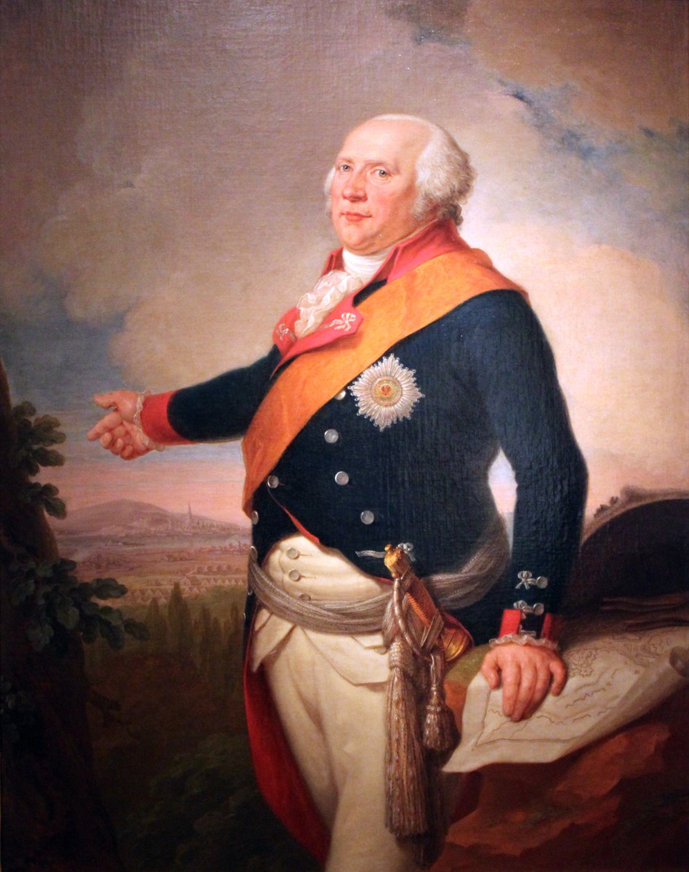Portræt af kong Frederik Vilhelm II af Preussen (1744-1797) med en stjerne fra den preussiske orden Den Sorte Ørn, hans venstre hånd hviler på et kort over Frankfurt, et landskab med den preussiske hær i lejr uden for Frankfurt af Johann Christoph Frisch