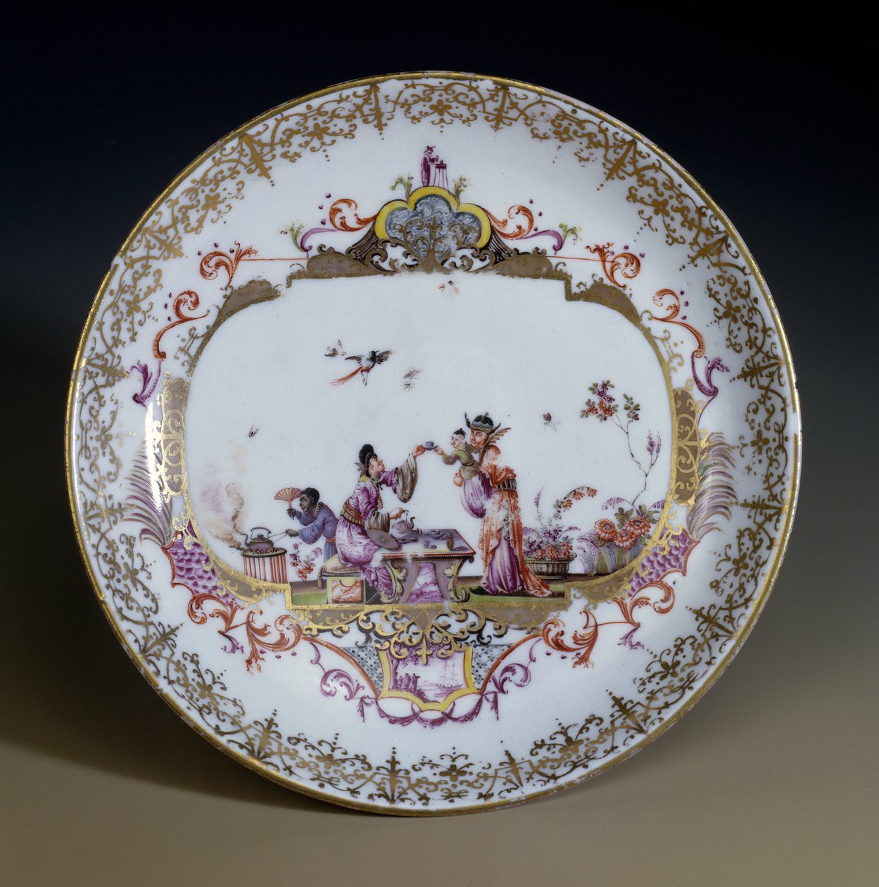 Tysk kunst: Meissen Porcelæn. Chinoiserie, der repræsenterer asiatiske karakterer, der drikker teen. Underkop dekoreret af Johann Gregor Hoeroldt (eller Herold 1696-1775), ca. 1730. Paris, dekorativ kunst af Johann Gregor Herold