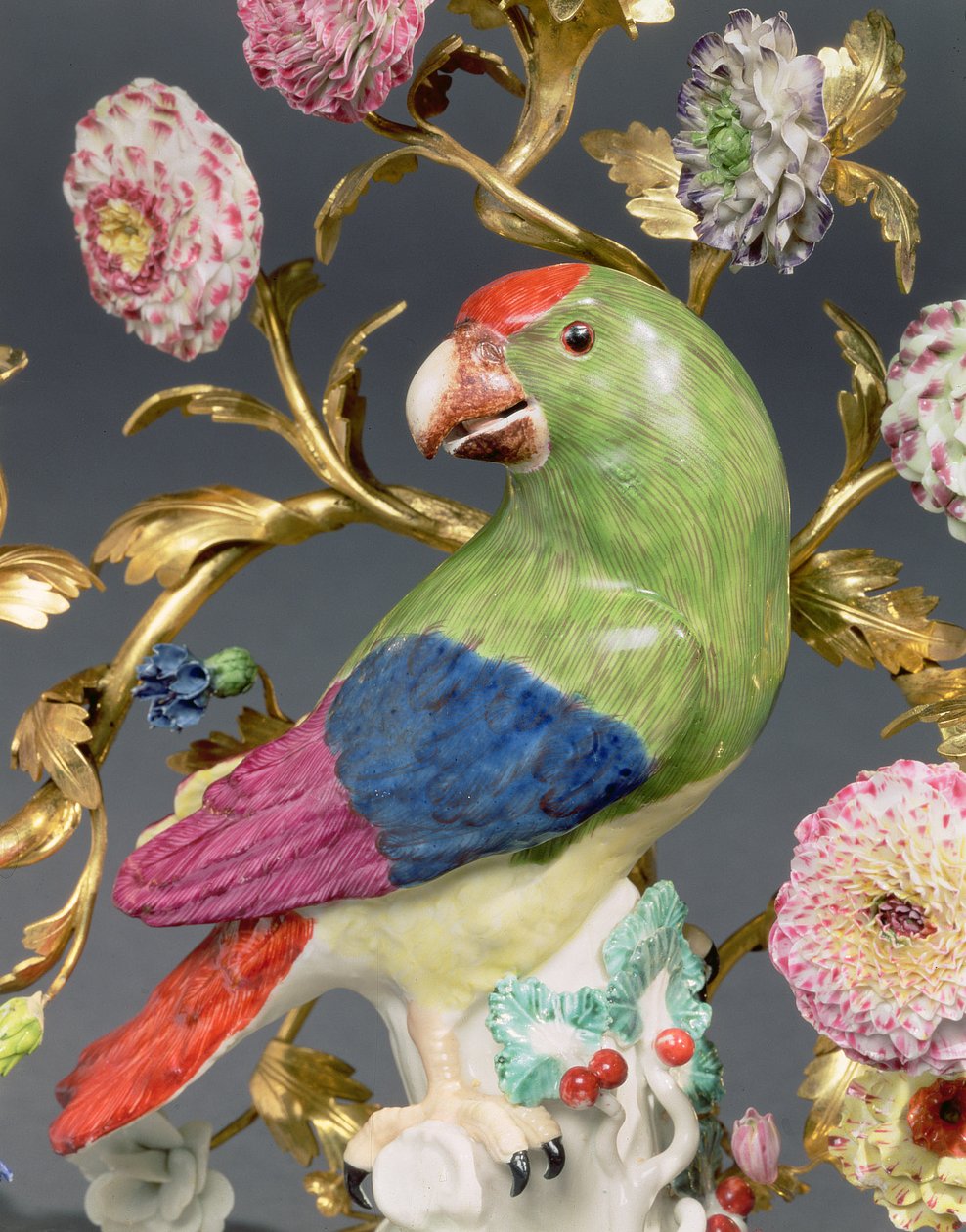 Detalje fra et par Ludvig XV tre-grenet ormolu og Meissen papegøje kandelabre, ca. 1742 af Johann Joachim Kaendler