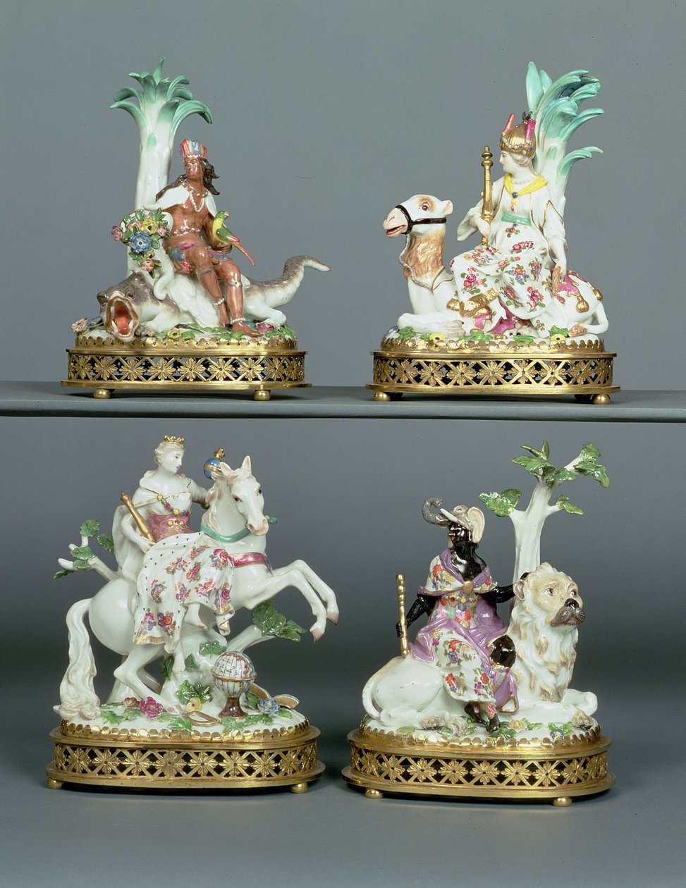 Fire Meissen-grupper, der repræsenterer de fire kontinenter monteret med Louis XVI ormolu, modelleret af Johann Joachim Kandler (1706-75), midten af 1700-tallet af Johann Joachim Kaendler