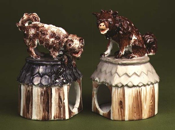 Meisson-ledsagerfigurer: hund, der sidder på en kennel og en terrier af Johann Joachim Kaendler