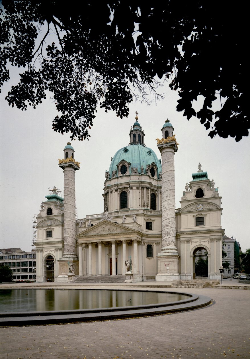 Udsigt over kirken St. Charles Borromee, bygget af arkitekten Johann Bernhard Fischer von Erlach (1656-1723) og færdiggjort af hans søn Joseph Emanuel. Wien, Østrig af Johann and Joseph  Fischer von Erlach