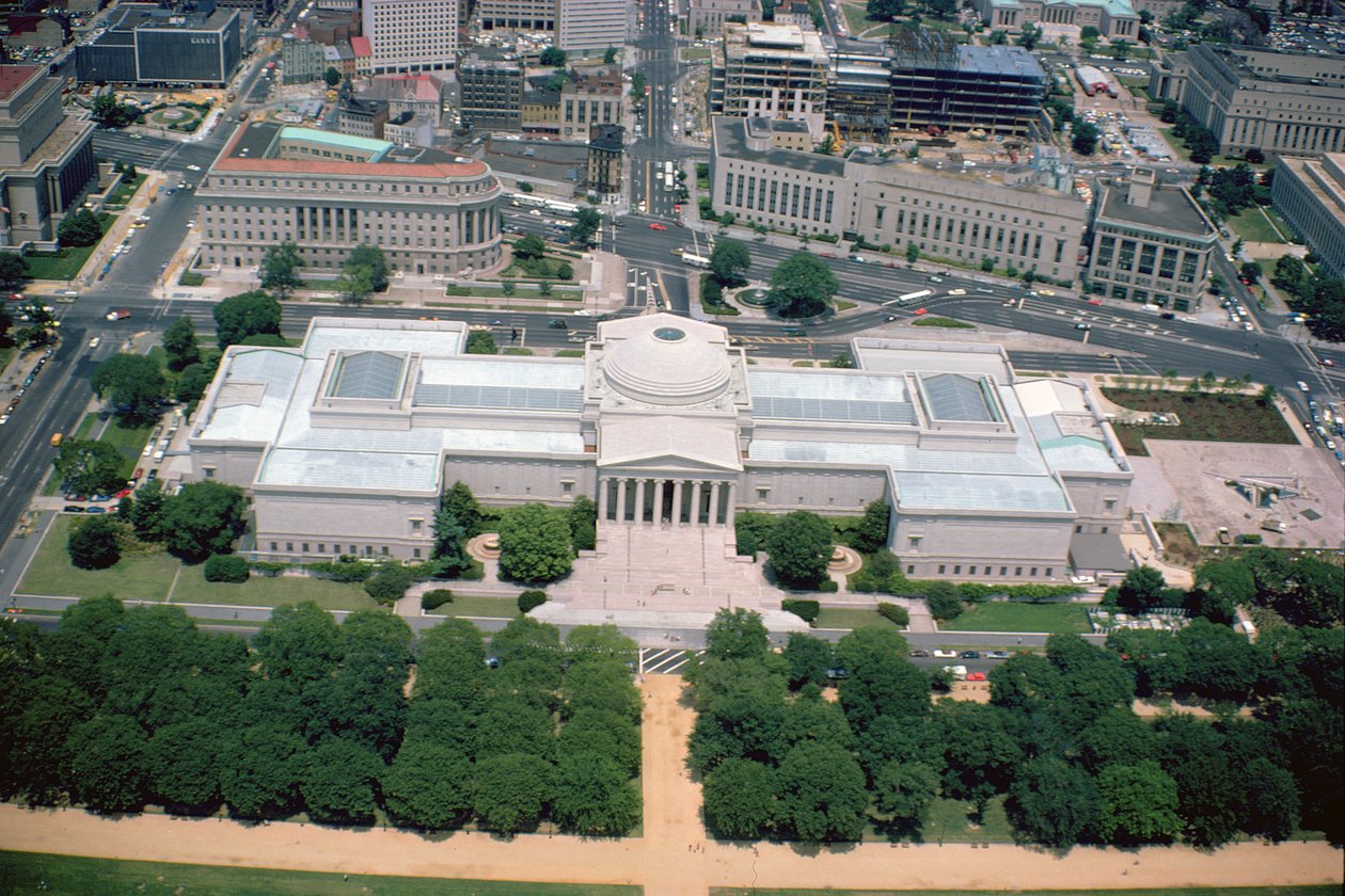 Luftfoto af National Gallery of Art West Building, der blev færdiggjort i 1941 af John Russell Pope