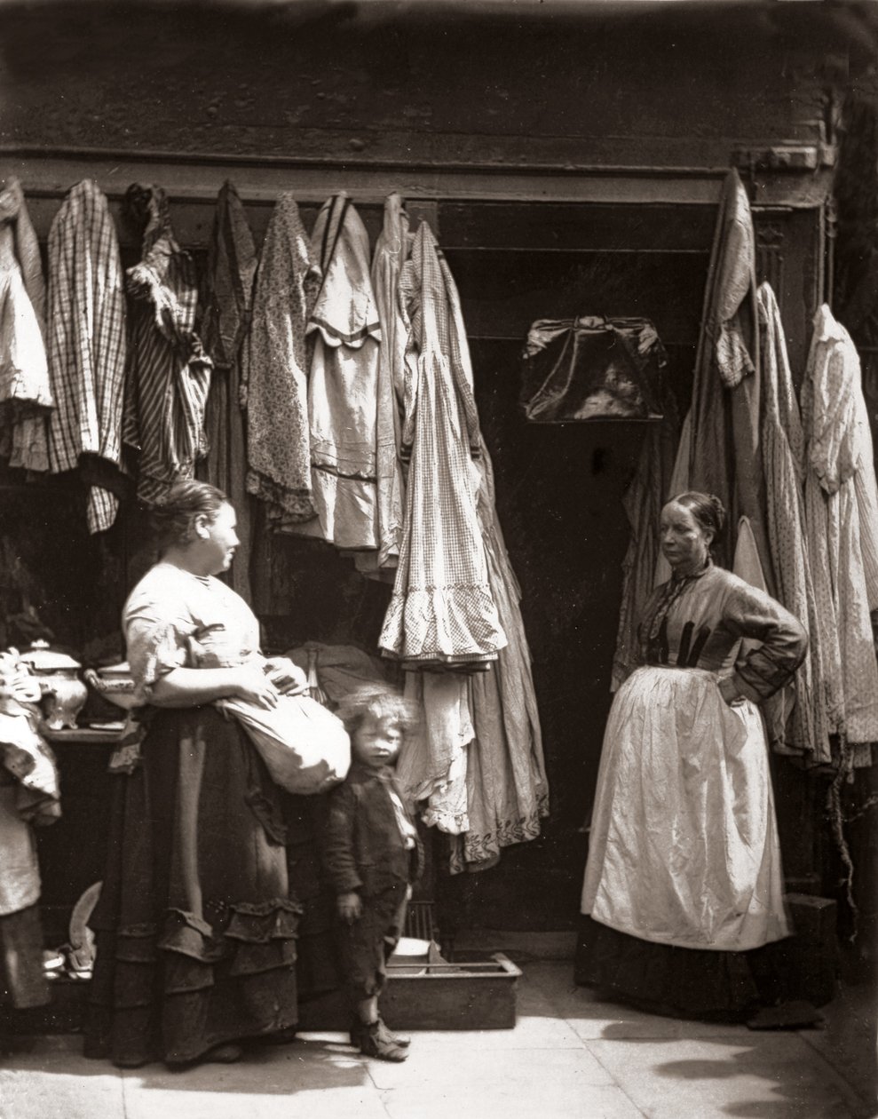 An Old Clothes Shop, Seven Dials, fra 