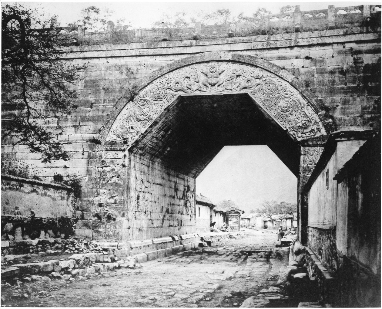 Gammel buddhistisk bue ved Kew-Yung-Kwan, ca. 1867-72 af John Thomson