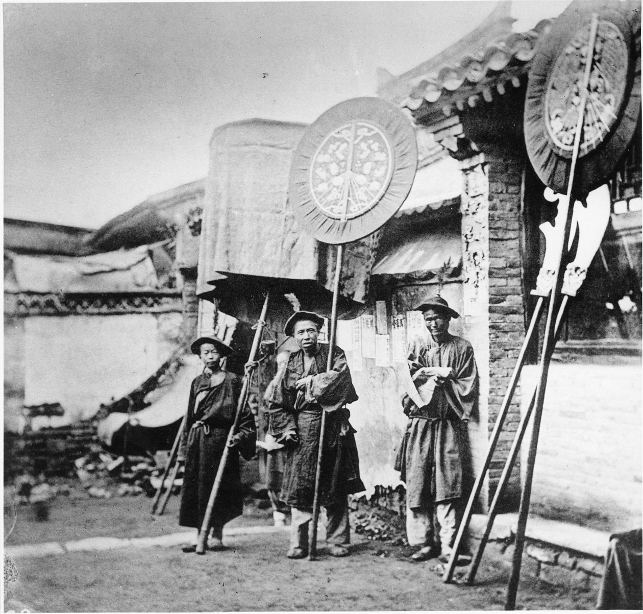 Bannermænd ved en Manchu-begravelse, Peking, ca. 1872 af John Thomson