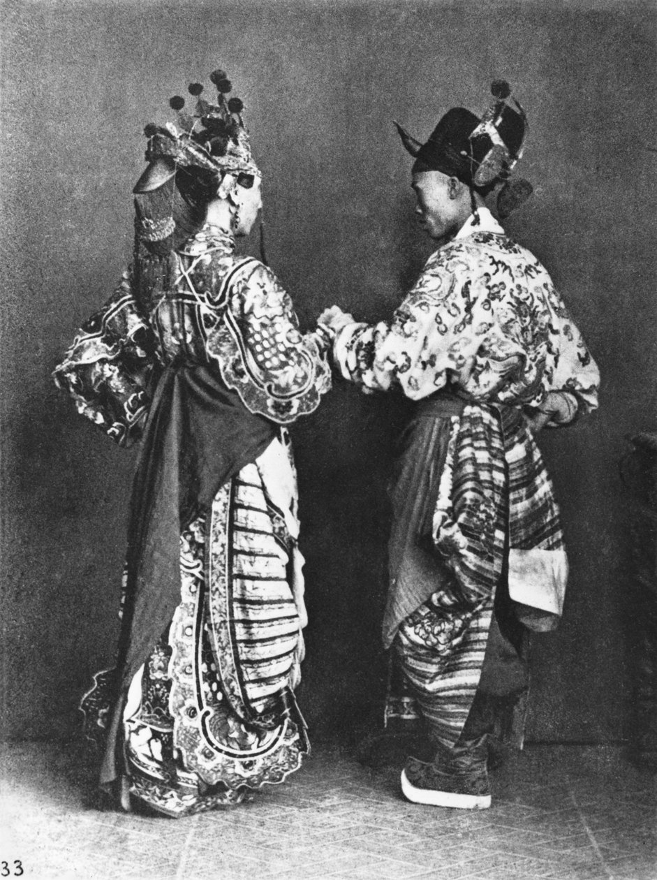 Kinesiske skuespillere bagfra, ca. 1870 af John Thomson