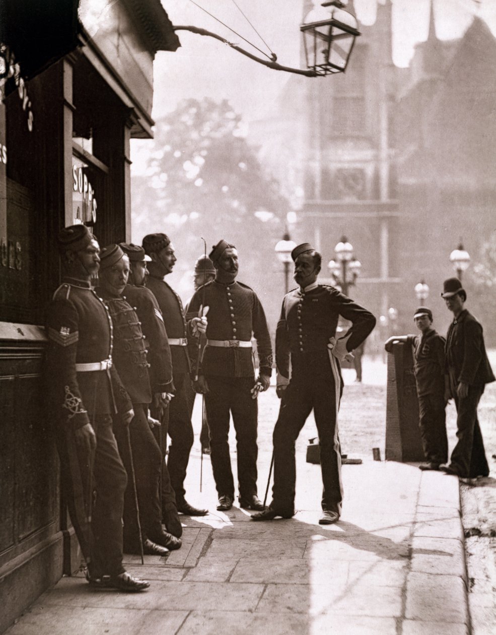 Rekruttering af sergenter i Westminster, 1876-77 (woodburytype) af John Thomson